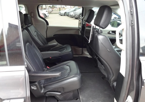 Chrysler Pacifica cena 119900 przebieg: 107000, rok produkcji 2017 z Białystok małe 121